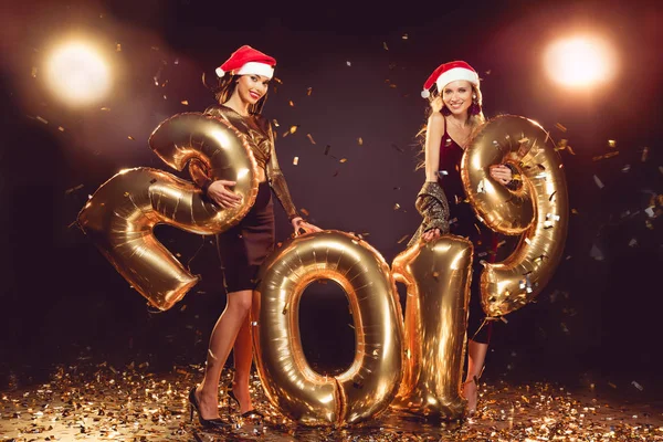 Ragazze Attraenti Cappelli Babbo Natale Posa Con Palloncini Capodanno 2019 — Foto Stock