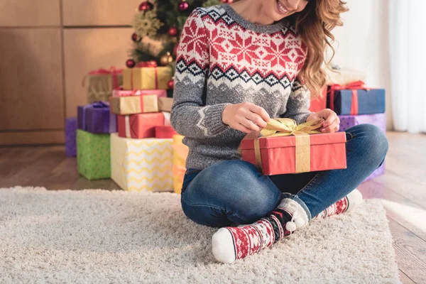 Imagem Cortada Mulher Sorridente Preparando Presente Para Véspera Natal Casa — Fotografia de Stock