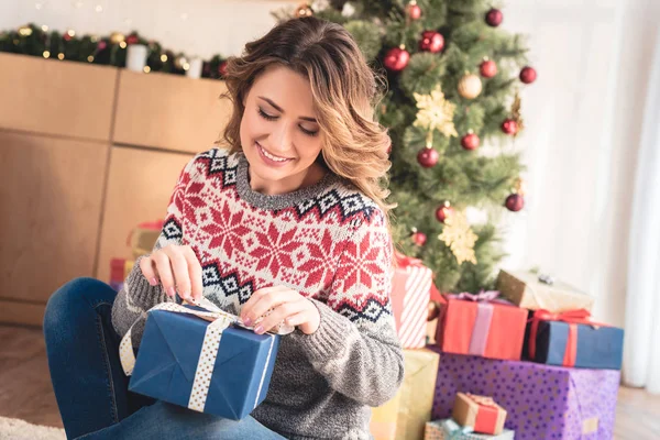 Attractive Smiling Woman Preparing Present Christmas Eve Home — Free Stock Photo