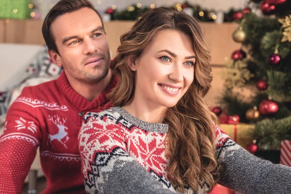 Sonrientes Marido Mujer Mirando Casa Con Árbol Navidad Fondo —  Fotos de Stock