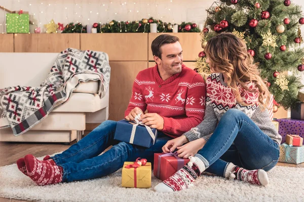 Marido Mulher Abrindo Presentes Natal Olhando Para Outro Casa — Fotografia de Stock