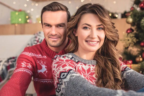 Portrait Smiling Husband Wife Looking Camera Home Christmas Tree Background — Free Stock Photo