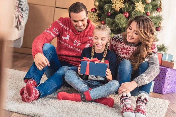 Bedårande Dotter Håller Presentbox Nära Julgran Hemma — Stockfoto