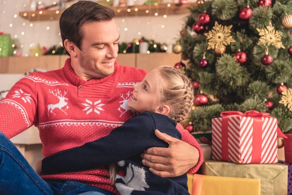 Padre Abrazando Hija Cerca Árbol Navidad Casa Miran Uno Otro — Foto de Stock