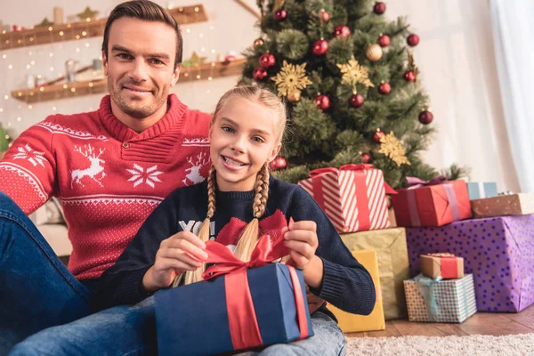 Père Embrassant Fille Heureuse Elle Ouvre Cadeau Près Arbre Noël — Photo gratuite