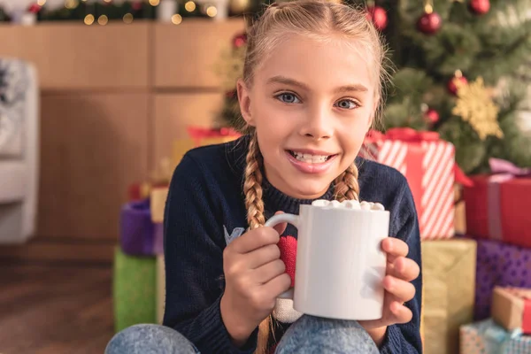 Schattig Preteen Kind Kopje Cappuccino Buurt Van Kerstboom Thuis Houden — Stockfoto