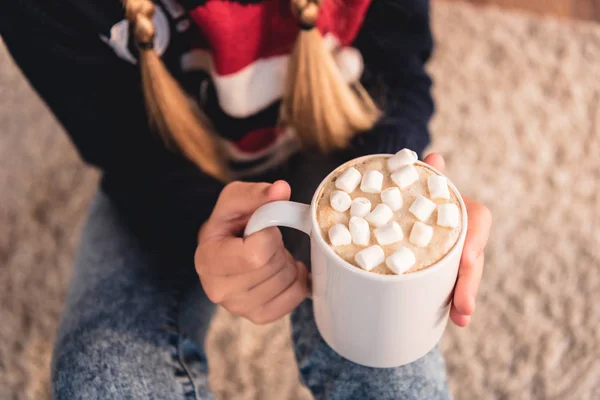 Levágott Kép Preteen Gyerek Gazdaság Csésze Kakaót Marshmallows Emeleten Otthon — Stock Fotó