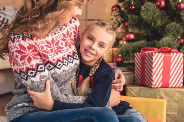Mutter Umarmt Lächelnde Entzückende Tochter Der Nähe Des Weihnachtsbaums Hause — kostenloses Stockfoto