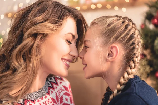 Vue Latérale Mère Fille Heureuses Touchant Nez Maison Arbre Noël — Photo