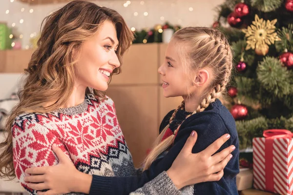 Vista Lateral Sorrir Mãe Filha Abraçando Perto Árvore Natal Casa — Fotografia de Stock