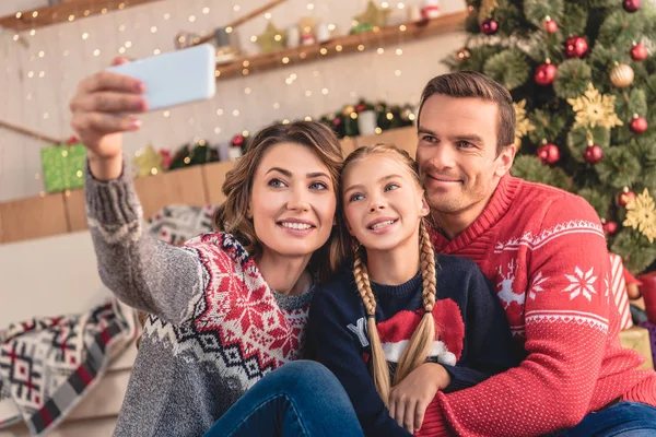 Parents Daughter Taking Selfie Smartphone Christmas Tree Home — Stock Photo, Image