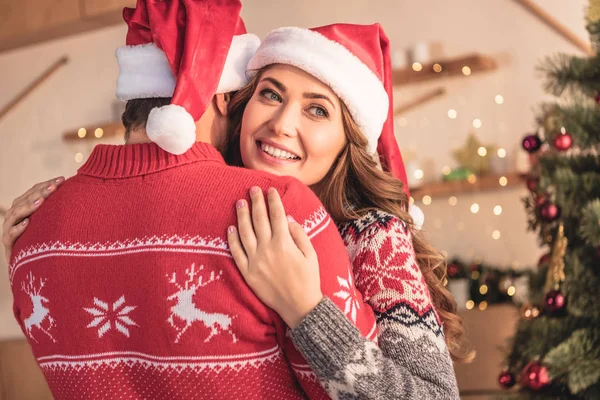 Baksidan Man Kramas Hustru Nära Julgran Hemma — Stockfoto