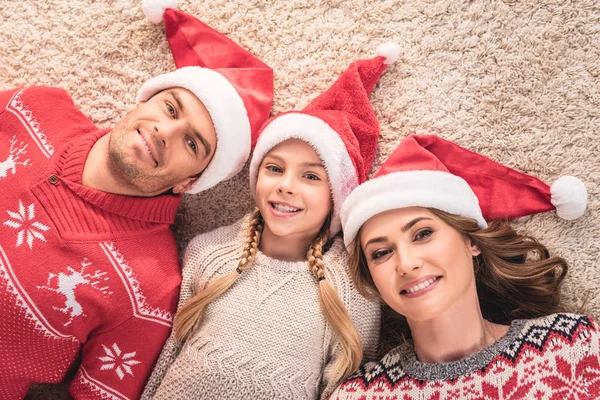 Forhojd Utsikt Leende Föräldrar Och Dotter Santa Hattar Liggande Matta — Stockfoto