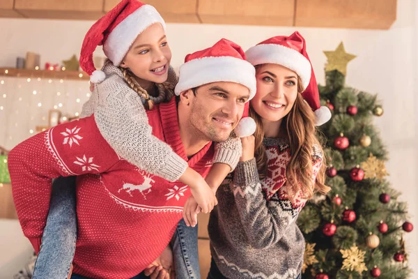 Père Santa Chapeau Donnant Piggyback Fille Regardant Loin Maison — Photo