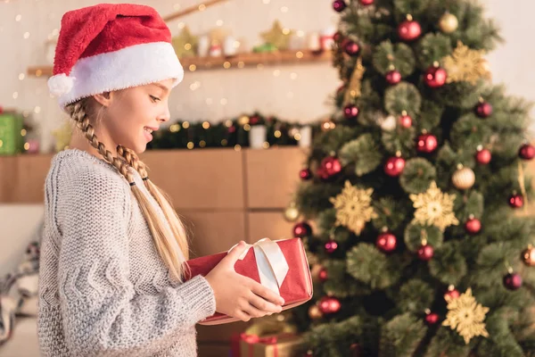 Seitenansicht Von Entzückenden Preteen Kind Weihnachtsmütze Stehend Mit Geschenk Der — Stockfoto