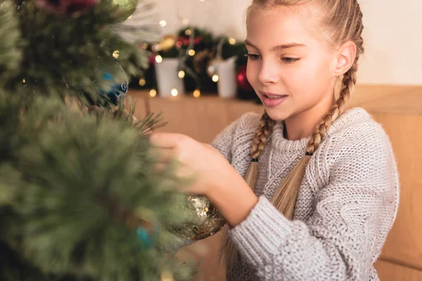 Adorável Criança Pré Adolescente Decoração Árvore Natal Casa — Fotografia de Stock