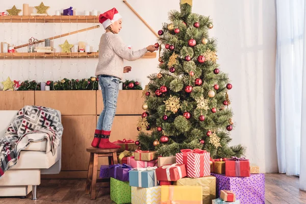 Rozkošný Nedospělý Kluk Santa Hat Zdobení Vánočního Stromu Ozdoby Doma — Stock fotografie