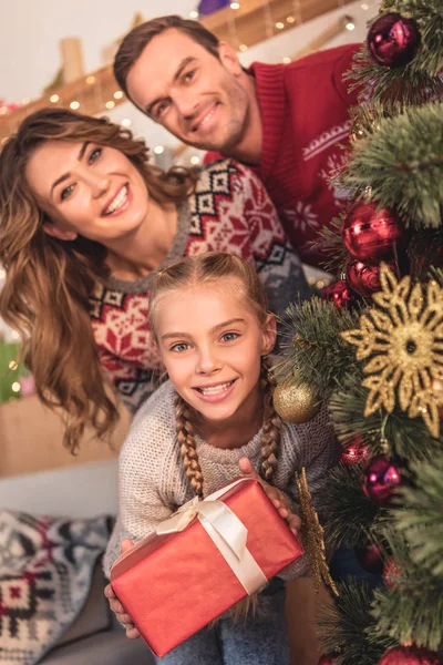 Padres Felices Hija Sonriente Con Caja Regalo Cerca Del Árbol —  Fotos de Stock