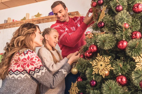 Ευτυχισμένη Οικογένεια Κόρη Διακόσμησης Χριστουγεννιάτικου Δέντρου Μαζί Στο Σπίτι — Φωτογραφία Αρχείου