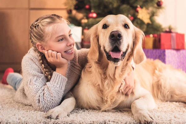 Leende Preteen Barn Och Retriever Hund Liggande Nära Julgran — Stockfoto
