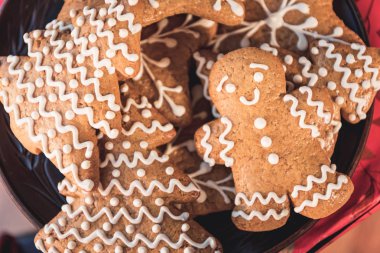 tatlı Noel kurabiyeleri ve zencefilli kurabiye adam buzlanma ile yakın çekim