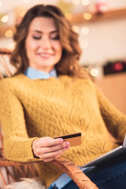 alışveriş online kredi kartı ve dizüstü bilgisayar ile kadının seçici odak 