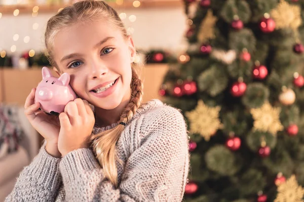 Šťastné Dítě Drží Prasátko Doma Vánoční Stromeček — Stock fotografie
