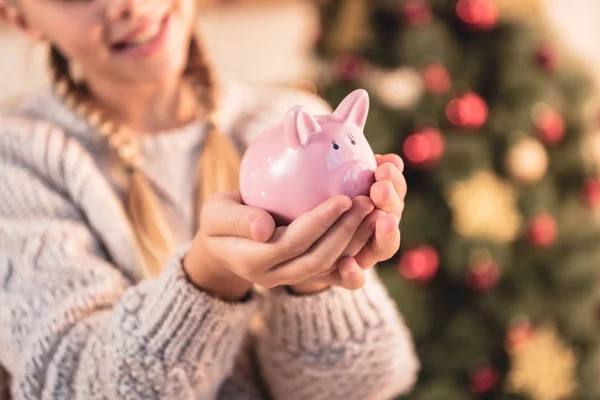 Nézd Gyerek Piggy Bank Otthon Karácsonyfa Gazdaságban Levágott — Stock Fotó