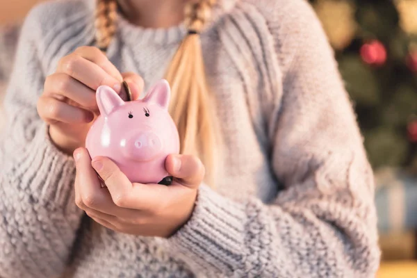 Visão Parcial Criança Colocando Moeda Banco Piggy Rosa — Fotografia de Stock