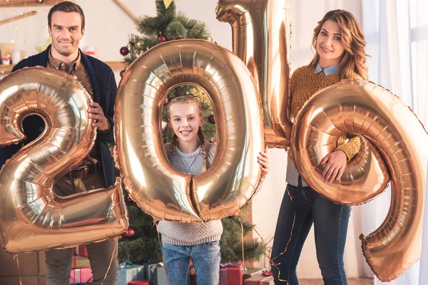 Família Feliz Com Filha Segurando 2019 Balões Ouro Ano Novo — Fotografia de Stock