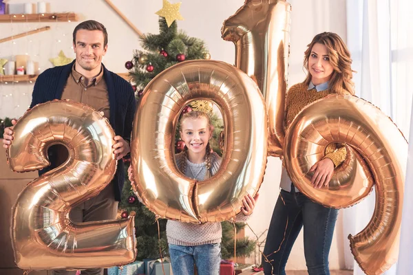Glimlachend Familie Bedrijf 2019 Nieuwjaar Gouden Ballonnen Thuis Met Kerstboom — Stockfoto