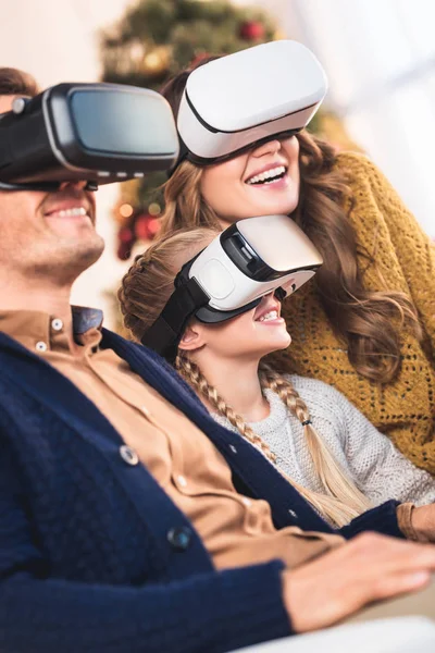 Familia Feliz Usando Auriculares Realidad Virtual Casa Navidad — Foto de Stock