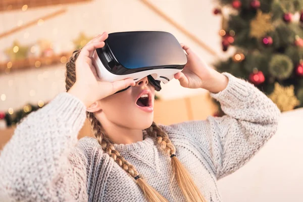 Opgewekt Preteen Kind Met Behulp Van Virtual Reality Headset Kerst — Stockfoto