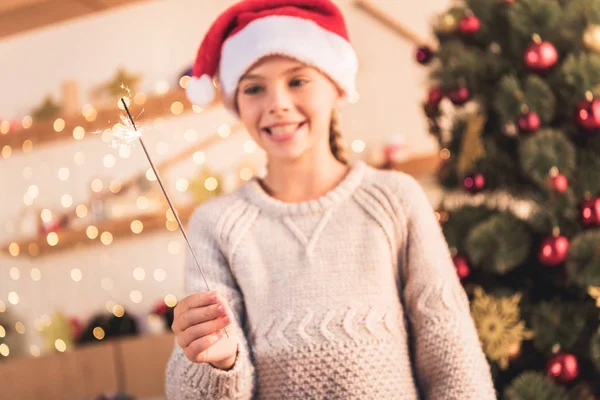 Selectieve Aandacht Van Kind Kerstmuts Holding Sparkler Thuis Met Kerstboom — Gratis stockfoto