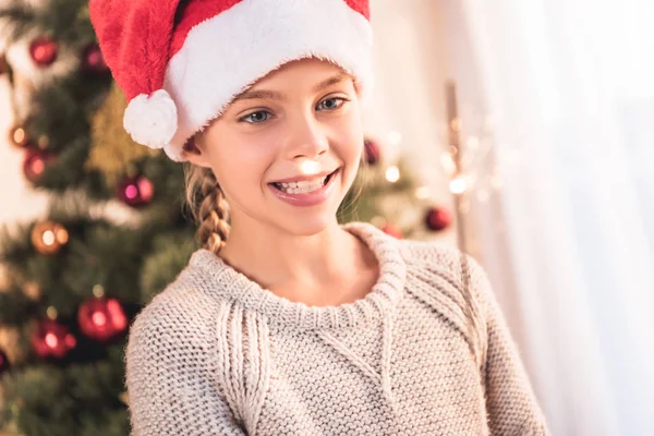 Glimlachend Preteen Kind Kerstmuts Holding Sparkler Thuis Met Kerstboom — Stockfoto
