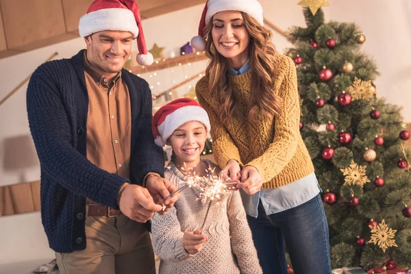 Boldog Anya Apa Lánya Csillagszórók Otthon Karácsonyfa Gazdaságban Santa Kalap — Stock Fotó