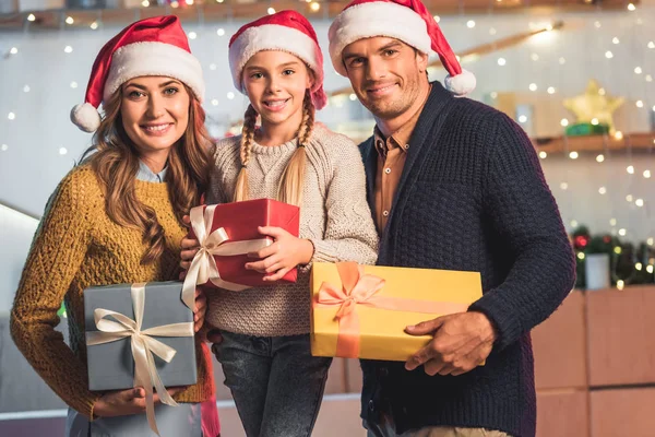 Glückliche Familie Weihnachtsmützen Mit Weihnachtsgeschenkschachteln Hause — Stockfoto