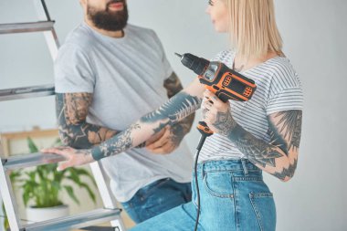 dövmeli çift vida silah ayakta, yeni ev merdiven ile kısmi görünümünü