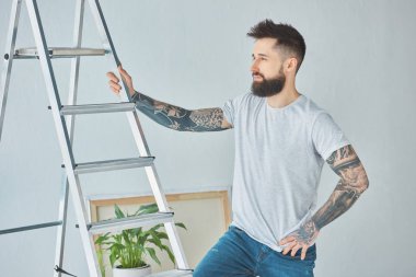 merdiveni yeni ev ayakta dövmeli genç sakallı adam