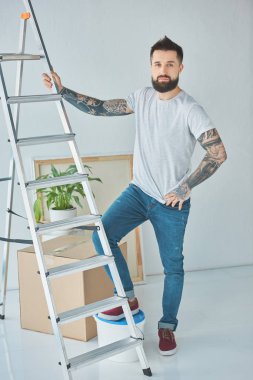 merdiveni yeni ev ayakta dövmeli genç sakallı adam