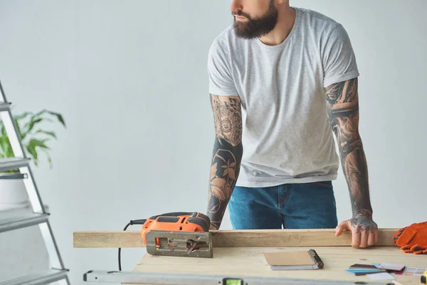 Cropped Shot Bearded Man Leaning Wooden Table Electric Jigsaw Home — Stock Photo, Image