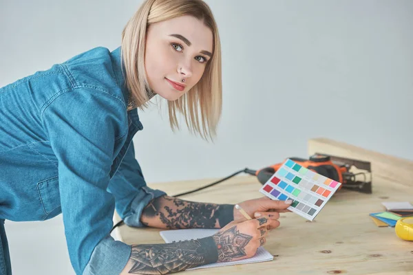 Jovem Mulher Tatuada Segurando Paleta Cores Sorrindo Para Câmera Durante — Fotografia de Stock