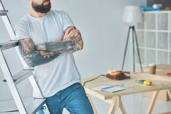 Tiro Recortado Barbudo Hombre Tatuado Pie Con Los Brazos Cruzados — Foto de Stock