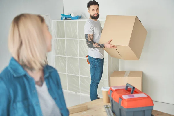 Mujer Joven Mirando Novio Barbudo Sosteniendo Caja Cartón Casa Nueva — Foto de Stock