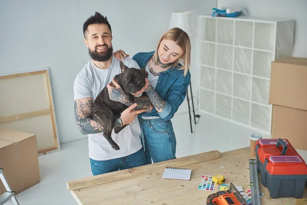 Lykkelig Ungt Par Som Lekte Med Fransk Bulldogg Forbedring Hjemmet – stockfoto