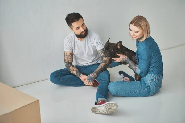 Hoge Hoekmening Van Lachende Jonge Getatoeëerd Paar Zittend Vloer Spelen — Stockfoto