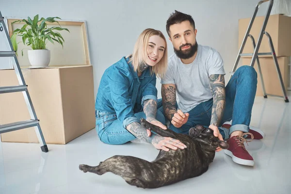 Happy Young Couple Playing French Bulldog Smiling Camera New Home — Stock Photo, Image