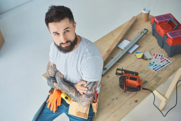 High Angle View Bearded Repairman Tattoos Leaning Wooden Table Equipment — Stock Photo, Image