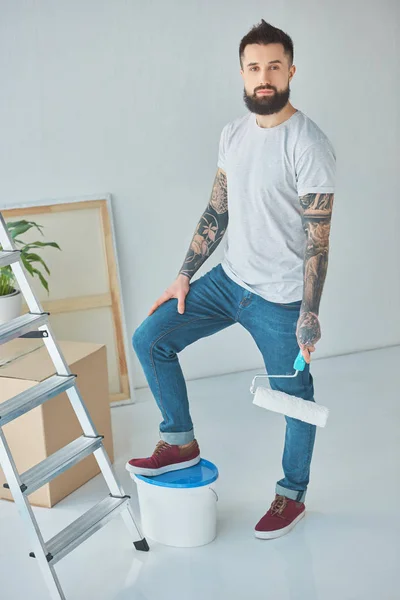 Tattooed Repairman Roll Paint Brush Standing New Apartment Ladder Plastic — Stock Photo, Image
