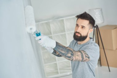 dövmeli tamirci boyama duvar yeni dairede portresi